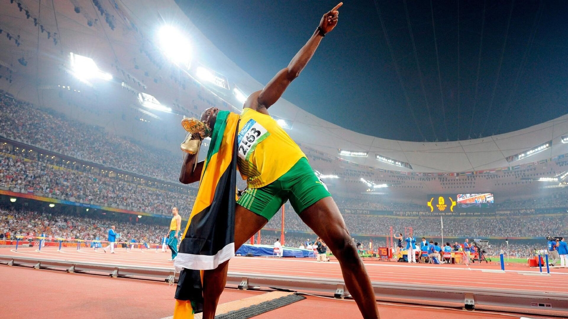 穆古鲁扎在雄鹿比赛中重返赛场,重返赛场引发热议!全场沸腾不已